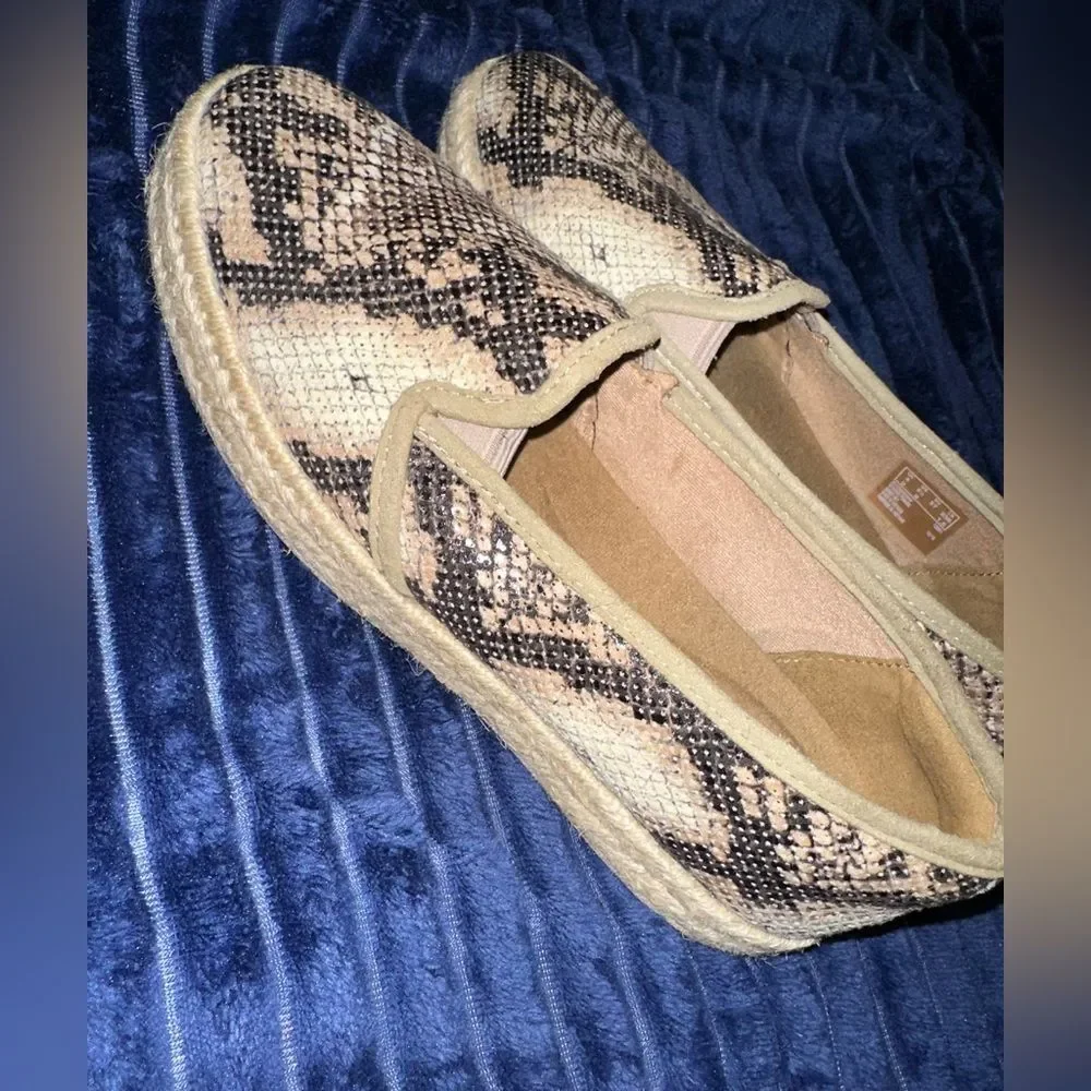 Clarks Azella Theoni Snake Print Slip On Espadrille Loafers size 6.5 comfort